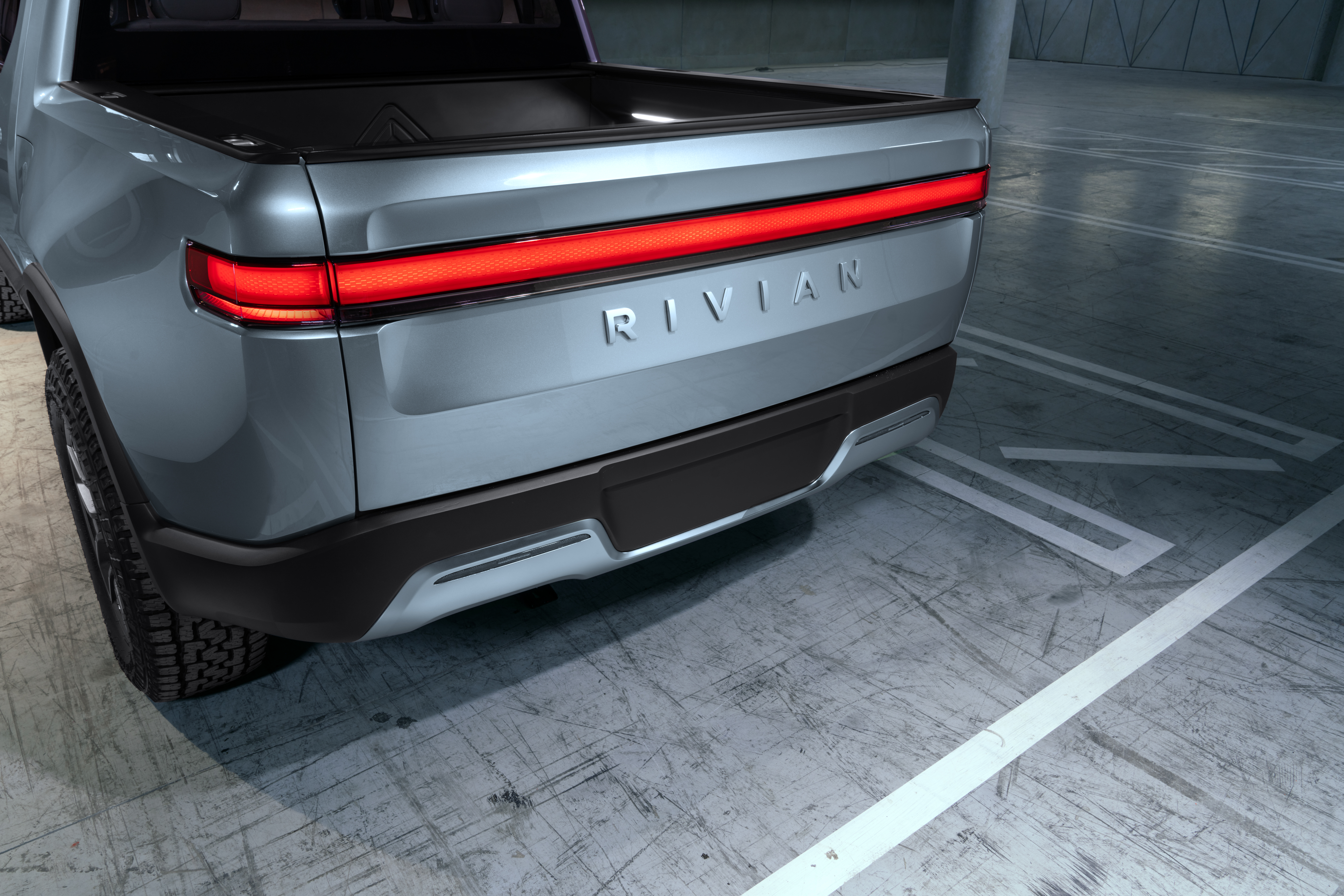 H.-Rivian_R1T_Tailgate_Closed